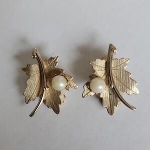 VTG 60s SIGNED Sarah Coventry MapleGold Tone Leaf Clip On W/pearl AccentEarrings